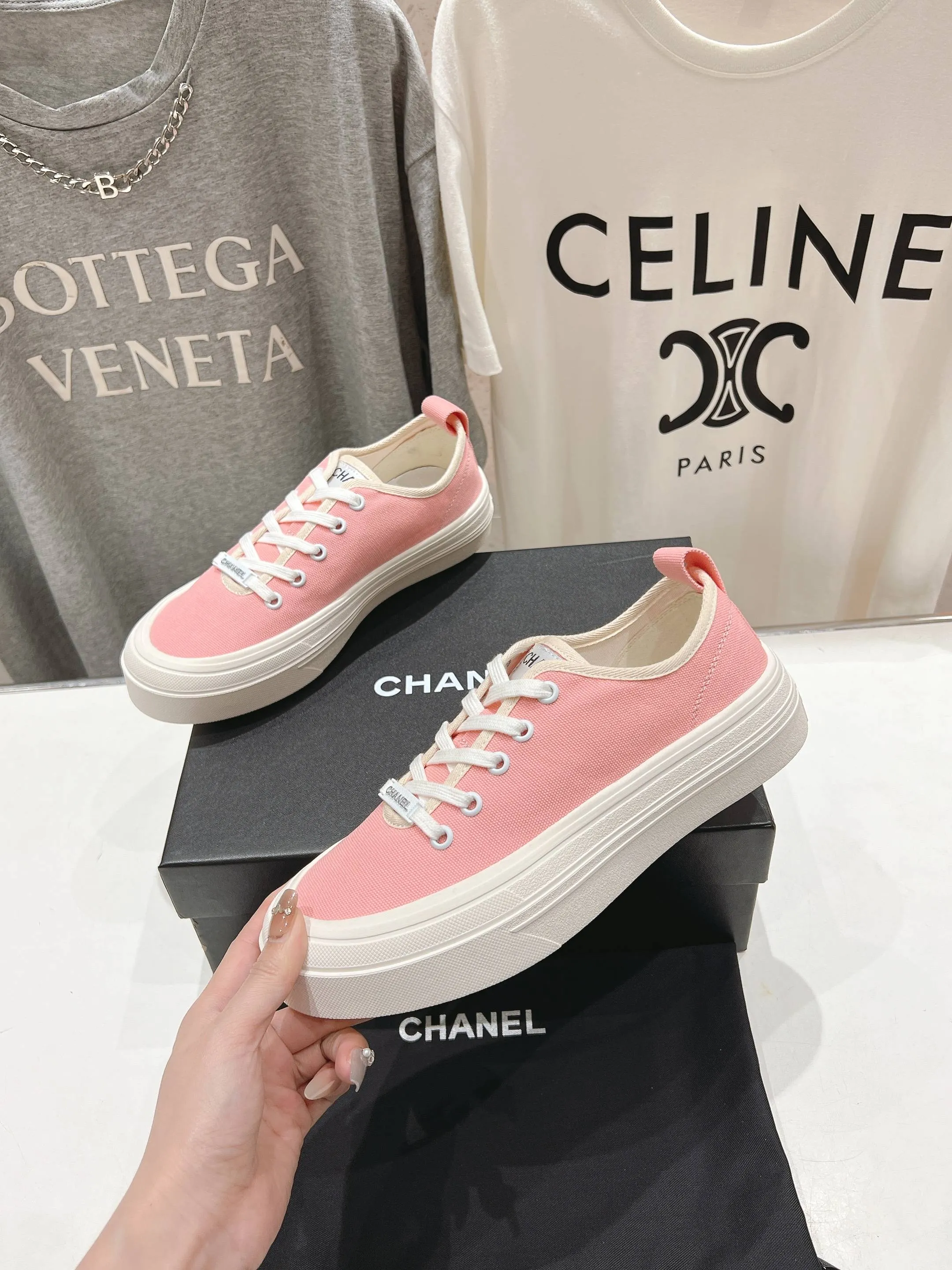 👟👟Ex-factory price 400👟👟 Chanel* Xiaoxiang 2025ss latest casual shoes, the currently super popular biscuit shoes. Internet celebrity Xiaohongshu is crazy about hot recommendations. The silly and cute style has a retro flavor! The shape is special and very recognizable. It makes your legs slimmer and longer. It is absolutely powerful. It is also very comfortable to wear. It has good looks. It is comfortable and increases your height. I must recommend it to everyone. The main feature of this year's series is minimalist style. ✔Fabric: original customized canvas. ✔Feet: water-dyed cowhide, comfortable on the feet. ✔Outsole: open-molded high-elastic rubber platform sole. ✔Number: 35-39.